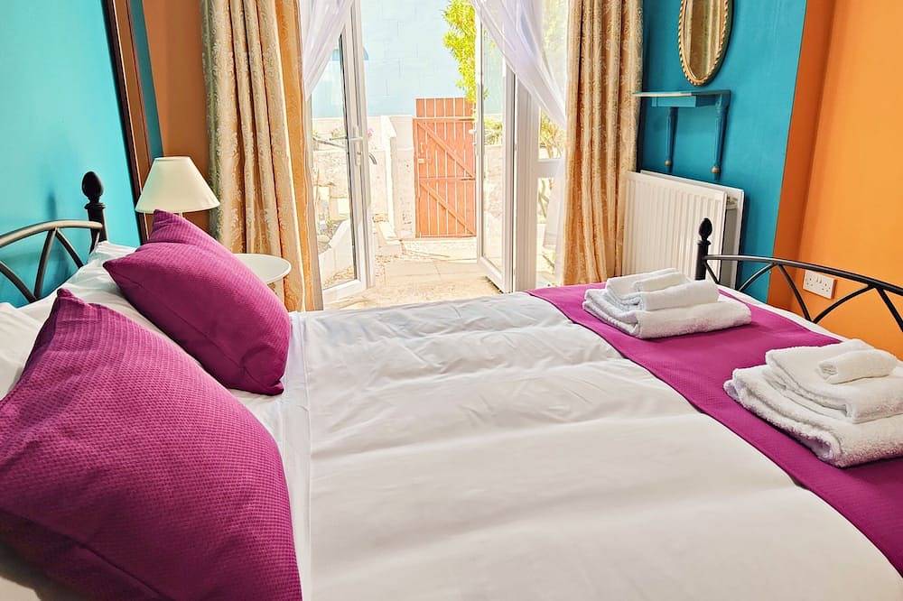 Entire apartment, 2 bedroom boutique art apartment with sea views in Newcastle (County Down), County Down