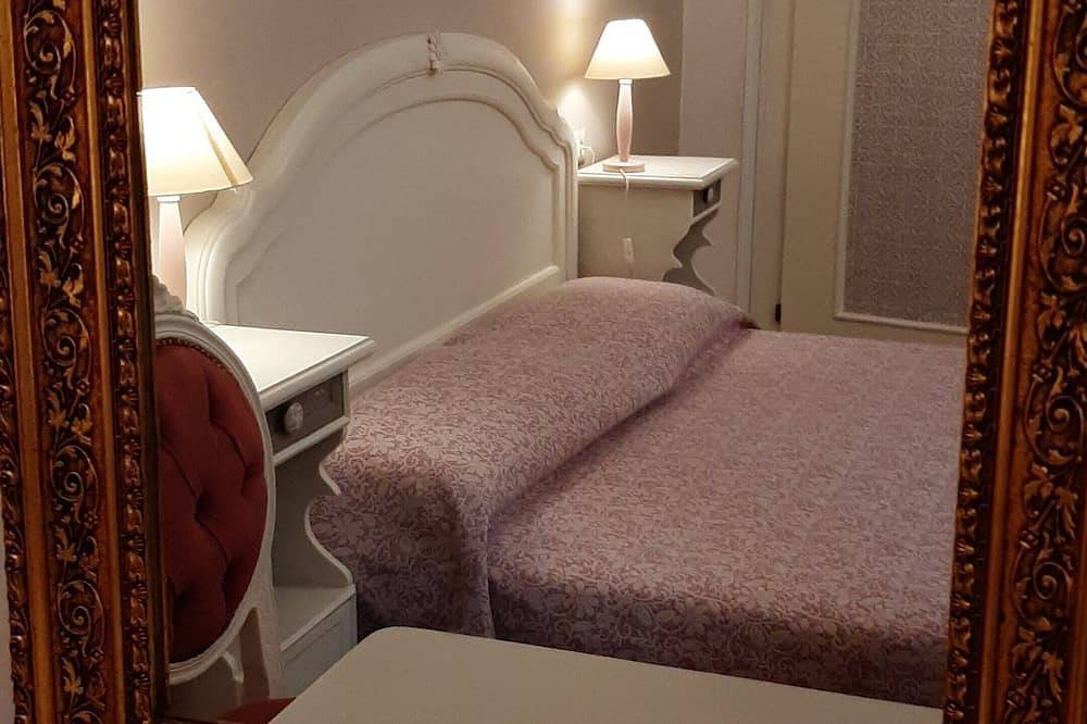 Entire apartment, La Civetta, elegant one-bedroom apartment with garden, private parking 10min from the city in Nave, Garda Mountains