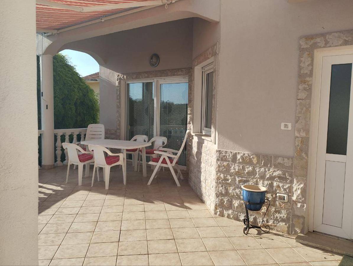 A holiday home "Michel" with a large terrace in Juricani, Umag und Umgebung