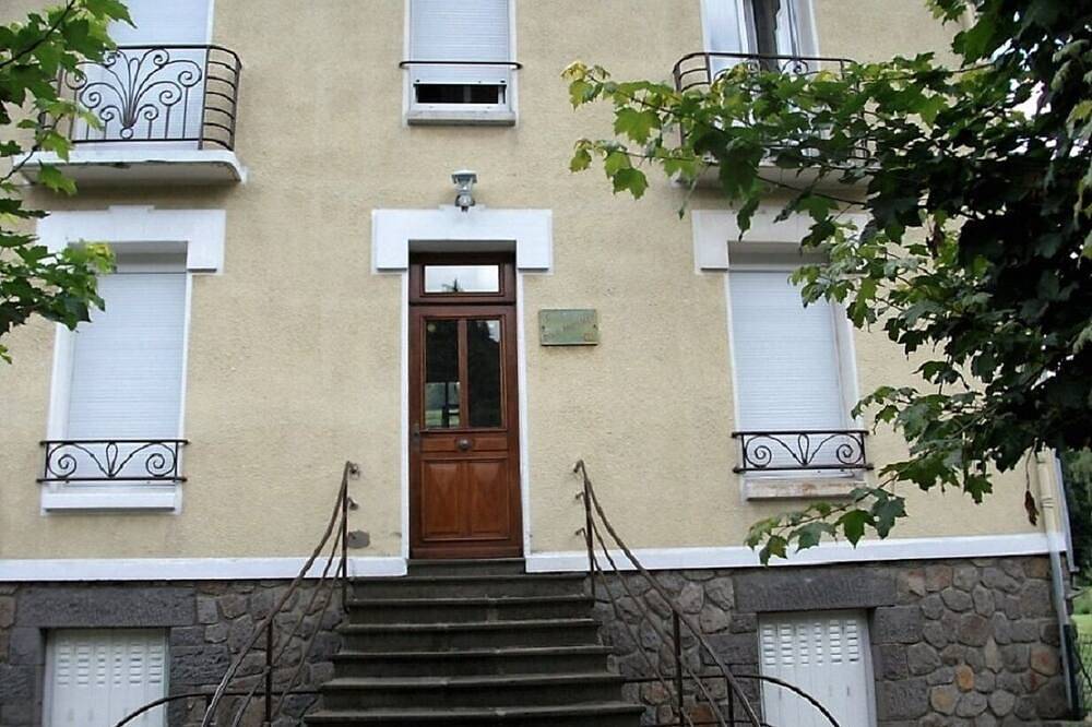 Apartamento entero, Au Doux Ombrages: tranquila T2 en el primer piso con balcón in La Bourboule, Parque Natural Regional Volcans d'Auvergne
