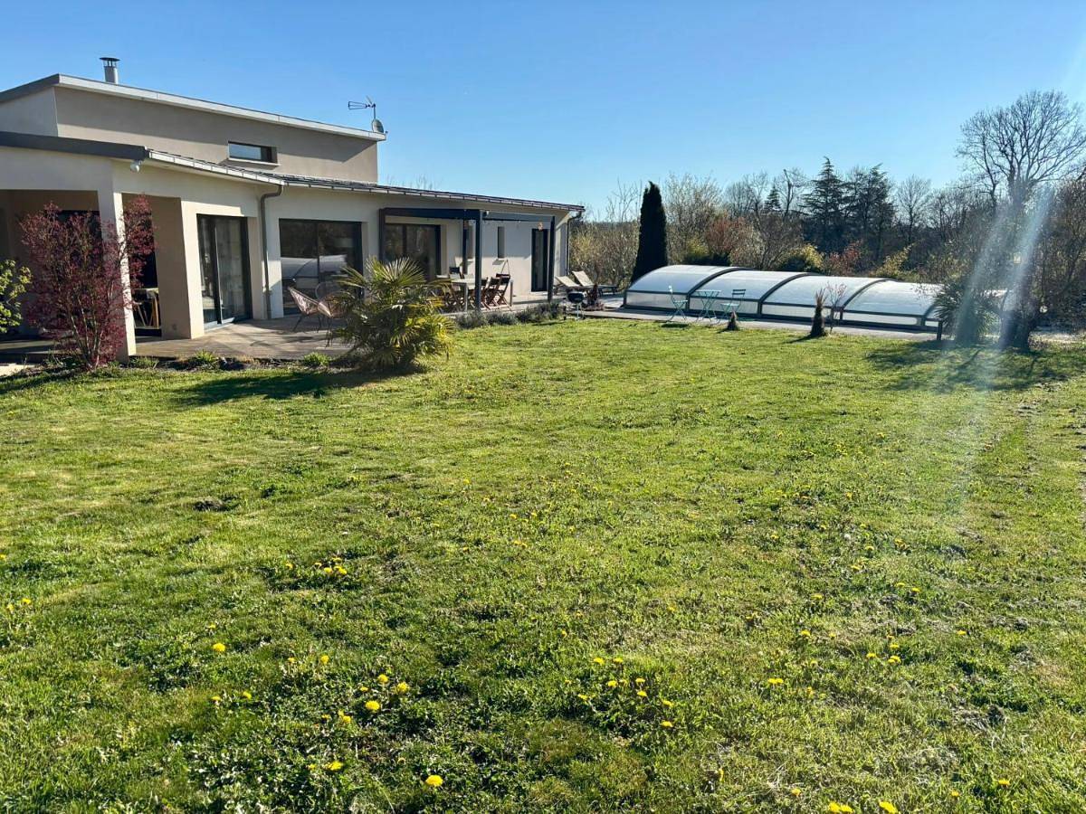 Villa contemporaine avec piscine sur 4000 m2 à Rodez 9 personnes in Onet-le-Château, Aveyron
