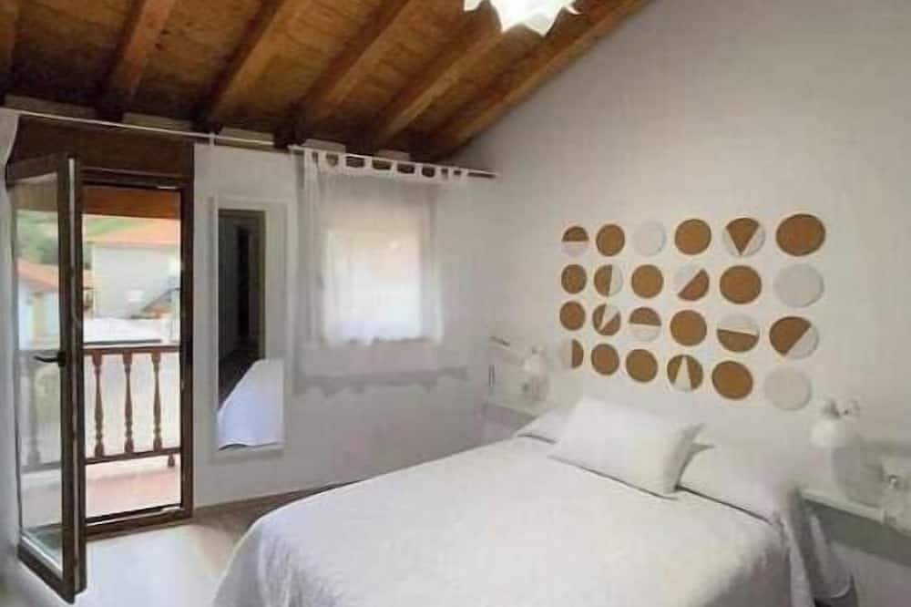 Find the north in the \"House of the good way\". in Alfoz de Lloredo, Cantabrian Coast