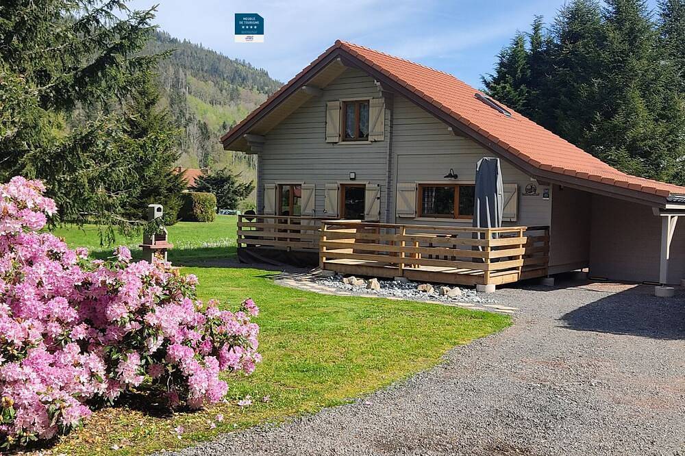 Family chalet with authentic charm and forest views. 15 km from Gérardmer in Ban-sur-Meurthe-Clefcy, Parc naturel régional des Ballons des Vosges