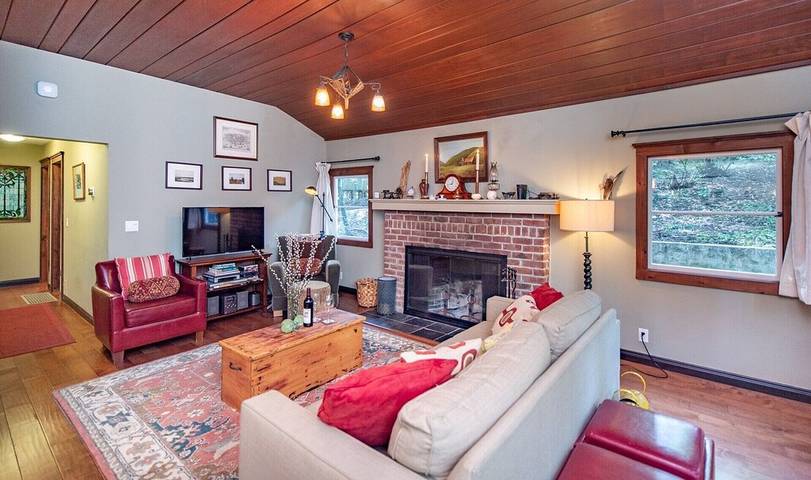 Vacation house for 5 people, with terrace and hot tub in Russian River