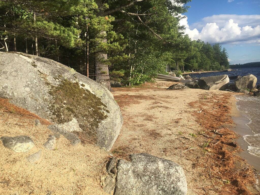 Rustikale Hütte am Ambajejus-See mit Sandstrand und Bergblick in Piscataquis County