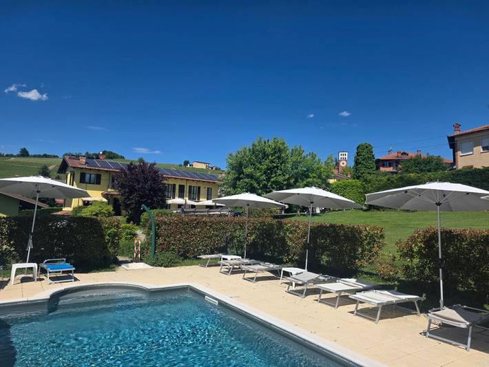 Gîte pour 7 personnes, avec jardin ainsi que vue et piscine, animaux acceptés à Narzole