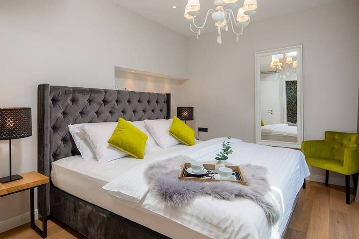 Strandvilla Flores: Luxus mit Innen- und Außenpools, Dachterrassen-Whirlpool in Duće, Omis-Riviera
