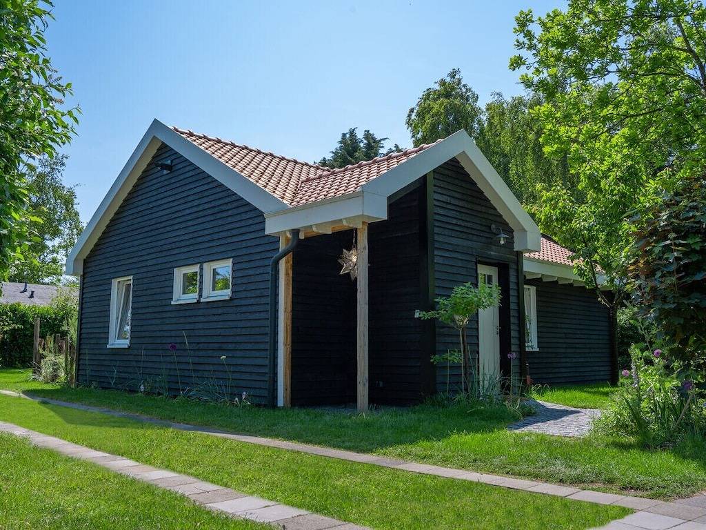 Ferienhaus in Renesse mit Schwimmbecken in Renesse Strand, Renesse