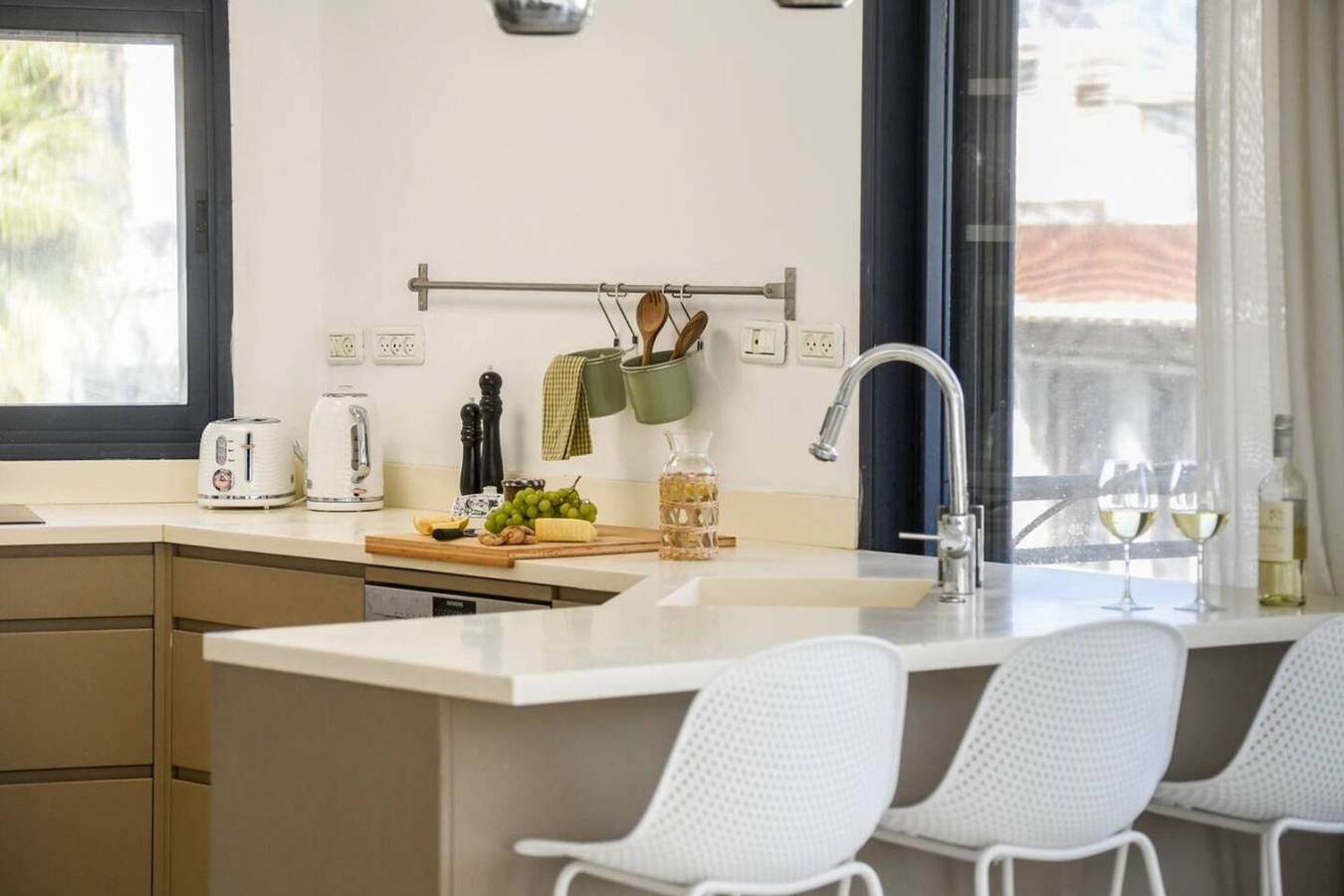 Entire apartment, Chic 3Br Apt w Balcony & Parking by Tel Aviv Port in Tel Aviv, Tel Aviv District