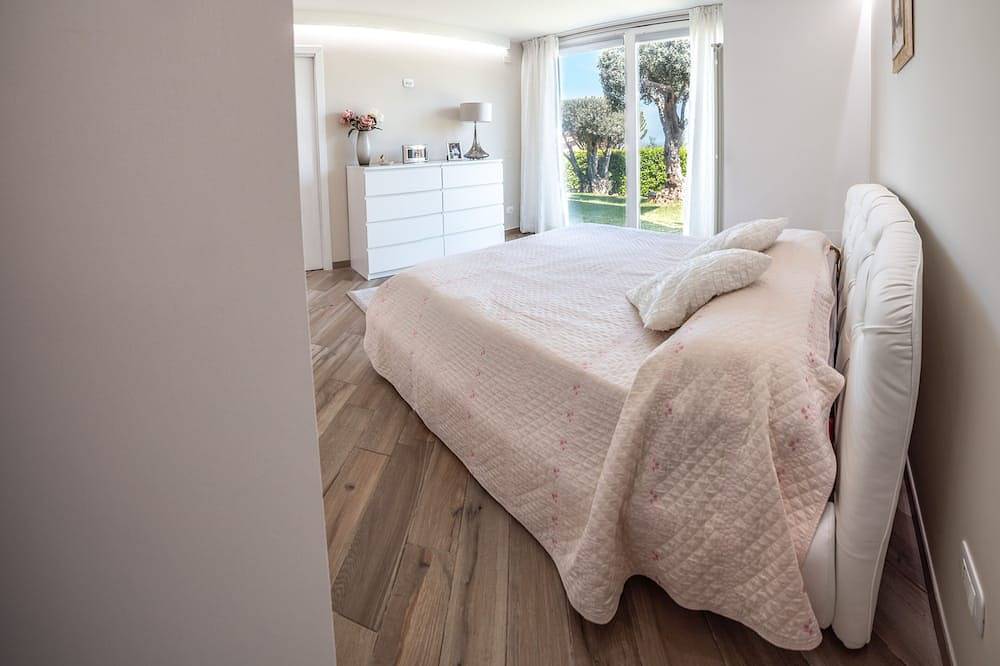 Villa with pool, 3 km's away from the sea, stunning 180° view on the sea in Carini, Palermo Province