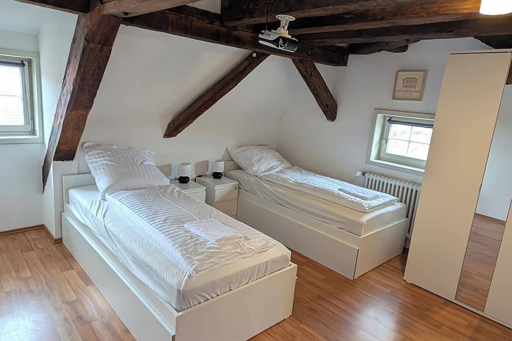 Ganze Wohnung, Zweibettzimmer im historischen Fachwerkhaus in Rottenburg, Neckar-Alb