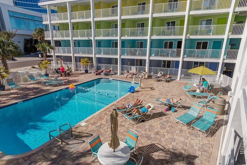 Ganze Wohnung, Pelican Pointe 422:Walk to Beach~Pool~Free Parking in Clearwater Beach, Clearwater
