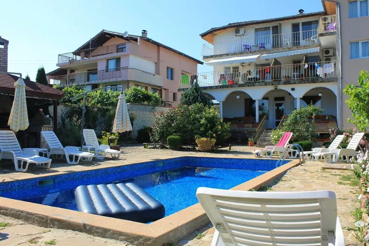 Gästehaus für 18 Personen, mit Ausblick und Garten sowie Pool - 1
