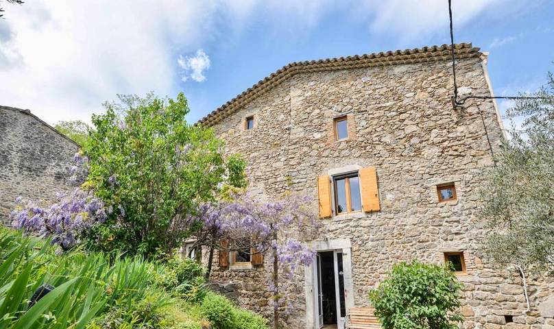 Location de vacances pour 3 personnes, avec Jacuzzi et Terrasse ainsi que Jardin et Piscine à Cros