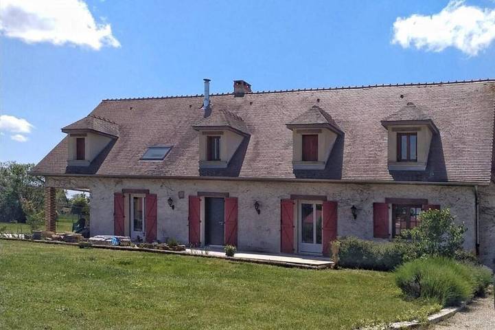 Gîte pour 12 personnes, avec terrasse et jardin à Rongères