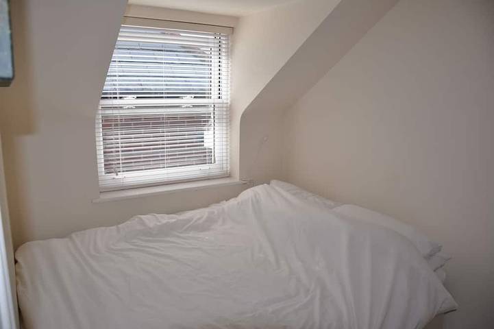 Entire apartment, A lovely quiet new flat 50 yards from the beach in the centre, parking included. in Swanage, Dorset