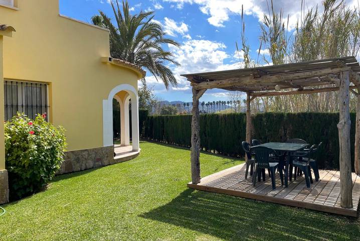 Villa for 6 people, with Terrace and Garden in Oliva