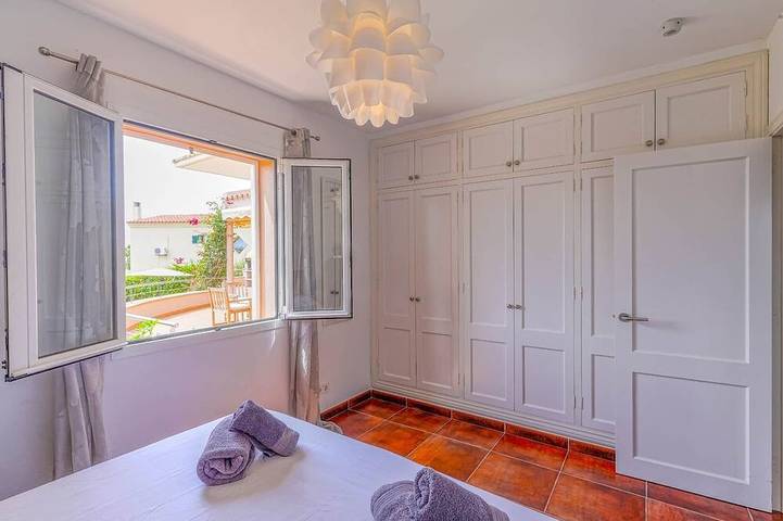 Villa près de la plage et vue sur la mer (climatisation et piscine privée) in Punta Prima, Sant Lluís