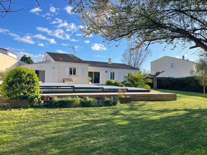 Location de vacances pour 8 personnes, avec Jacuzzi et Terrasse ainsi que Jardin et Piscine dans Yves