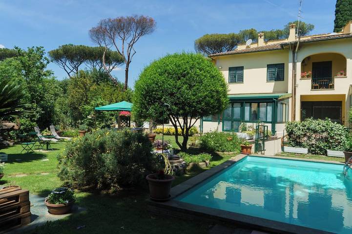 Villa for 10 people, with balcony and yard in Rome