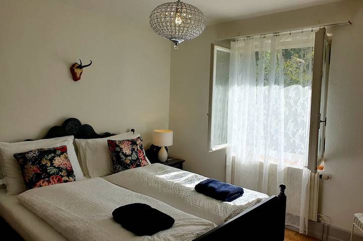 Ganze Wohnung, Apartment 2.  Lakeside property.   Amazing Views, balcony & garden. in Bönigen b. Interlaken, Bönigen