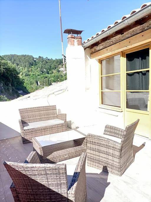 Gîte pour 8 personnes, avec terrasse et vue dans Largentière - 4