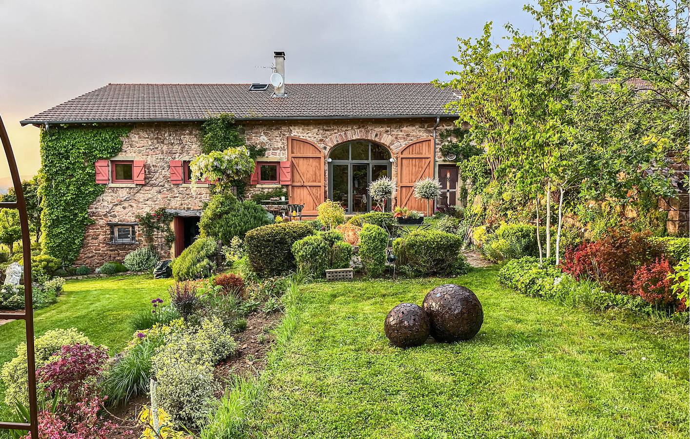 Gartenwohnung mit Pool in Mardore in Thizy-les-Bourgs, Villefranche-sur-Saône und Umgebung