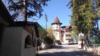 Gîte pour 2 personnes, avec jardin ainsi que balcon et vue à Andon