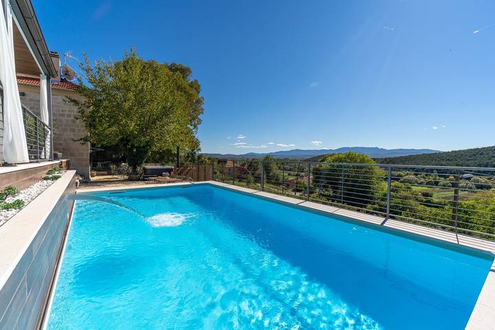 Villa Little Arya mit beheiztem Pool, Whirlpool und 4 Schlafzimmern in Dalmatinisches Zagora