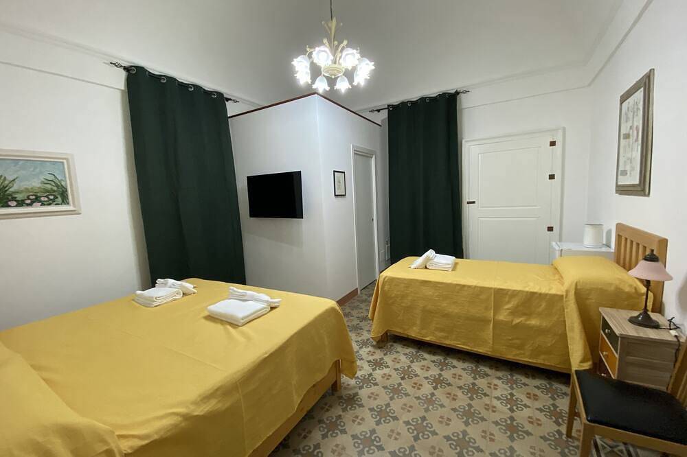 Promotion \"Touristhouse Monopoli 10\" Room1 Triple With En Suite Bathroom in Monopoli, Bari Province