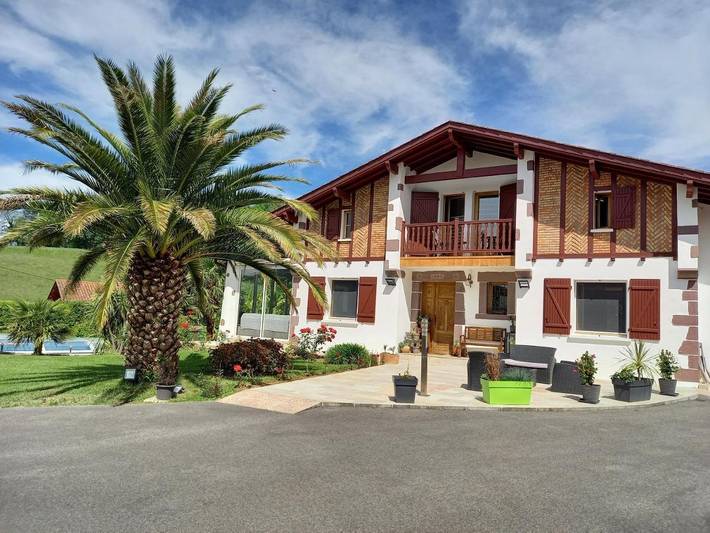 Chambre d’hôte pour 2 personnes, avec Terrasse et Jardin ainsi que Piscine et Vue