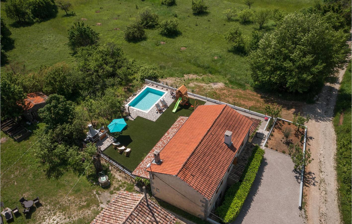 Charmant appartement met 2 slaapkamers, terras, wifi en parkeergelegenheid in Roč in Roč, Buzet