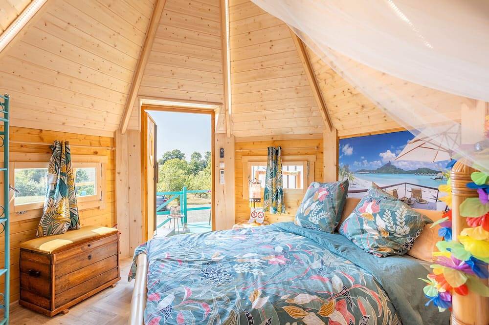 Les Philous Gourmands - Guest Room Chalet - Bora Bora - with Private Terrace in Sèvremont, Fontenay-le-Comte