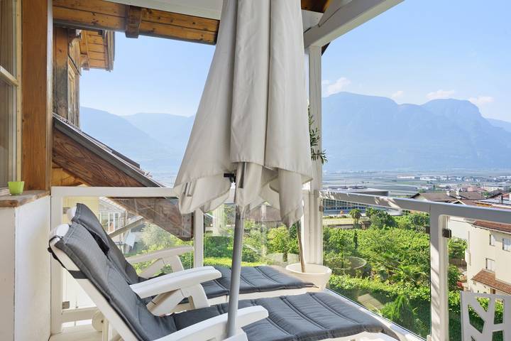 Entire apartment, Apartment 'Sonnenresidence Alpenhof Dolce Vita' with Mountain View, Balcony and Wi-Fi in Tramin an der Weinstraße, Nonsberg Group
