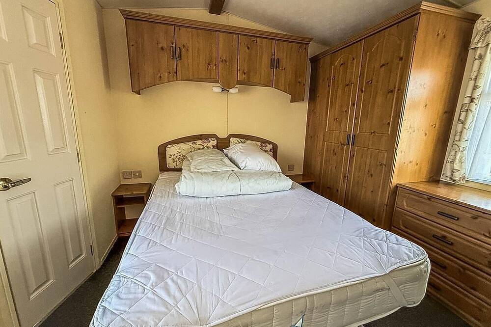 Great dog friendly caravan for hire at North Denes in Suffolk in Lowestoft, Sunrise Coast