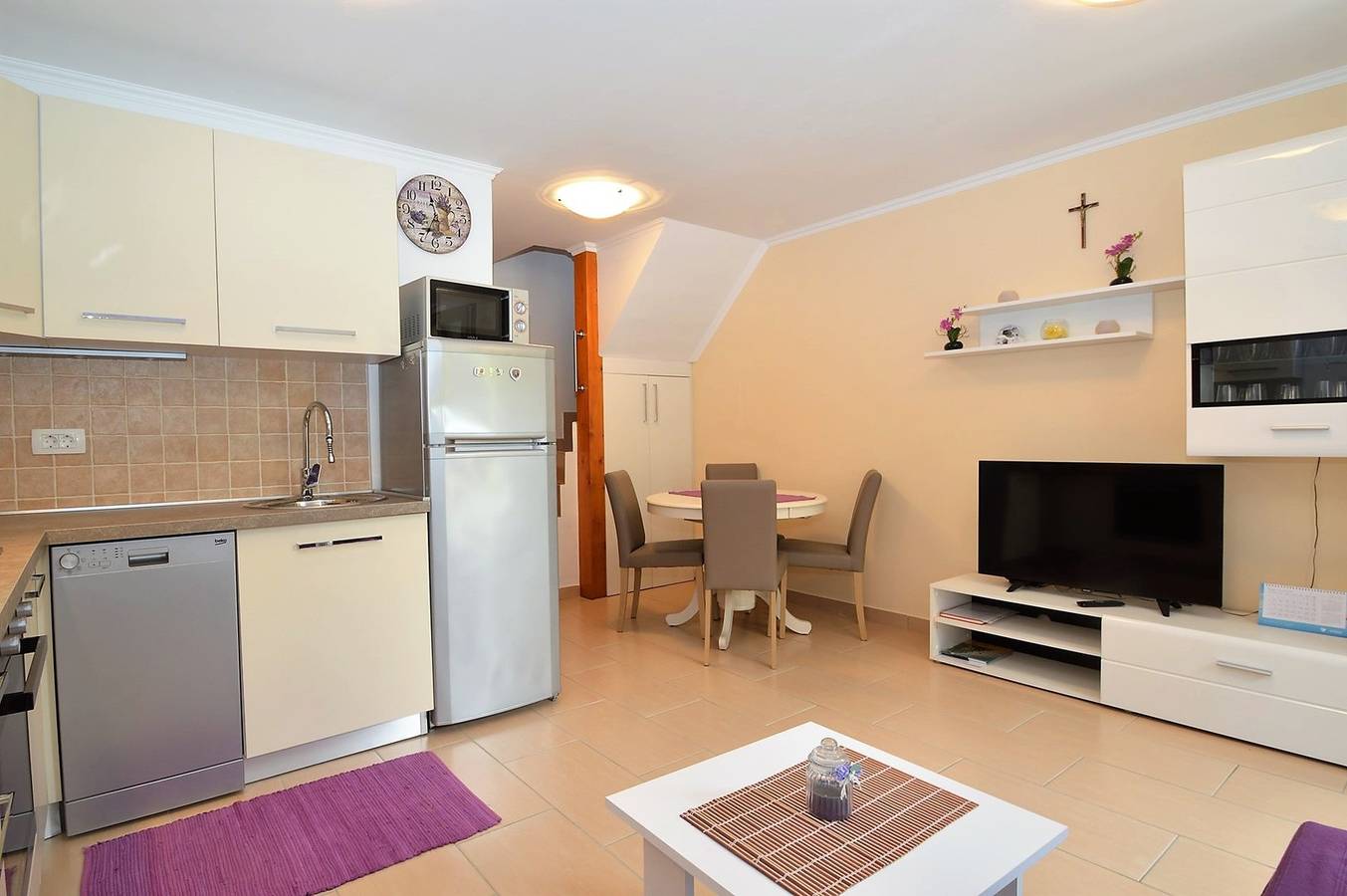 Ganze Wohnung, Das Apartment Hrasta 1 ist eine Unterkunft in Hrasta auf der Insel Cres, 43 km von Mali Lošinj entfernt. Die Wohnung ist ideal für eine Familie oder eine Gruppe von bis zu vier Personen und verfügt über zwei Schlafzimmer, eine Küche, ein Wohnzimmer, ein Esszimmer, ein Badezimmer mit Badewanne und eine Waschmaschine. Private Parkplätze stehen vor der Wohnung zur Verfügung. in Vrana, Cres