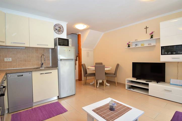 Ganze Wohnung, Das Apartment Hrasta 1 ist eine Unterkunft in Hrasta auf der Insel Cres, 43 km von Mali Lošinj entfernt. Die Wohnung ist ideal für eine Familie oder eine Gruppe von bis zu vier Personen und verfügt über zwei Schlafzimmer, eine Küche, ein Wohnzimmer, ein Esszimmer, ein Badezimmer mit Badewanne und eine Waschmaschine. Private Parkplätze stehen vor der Wohnung zur Verfügung. in Vrana, Cres