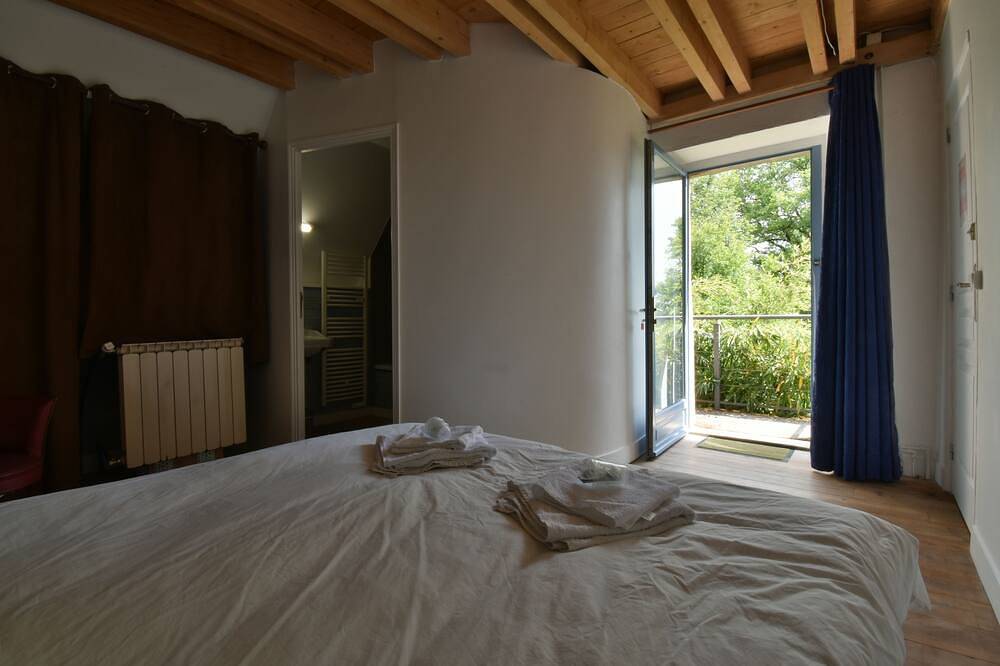 8-bedroom gîte, covered swimming pool and heated pool, 5000m2 green space. in Lignières, Saint-Amand-Montrond