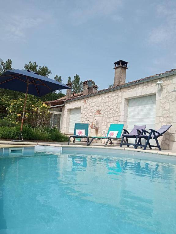 Maison d’hôte pour 3 personnes, avec Jacuzzi et Terrasse ainsi que Jardin et Piscine