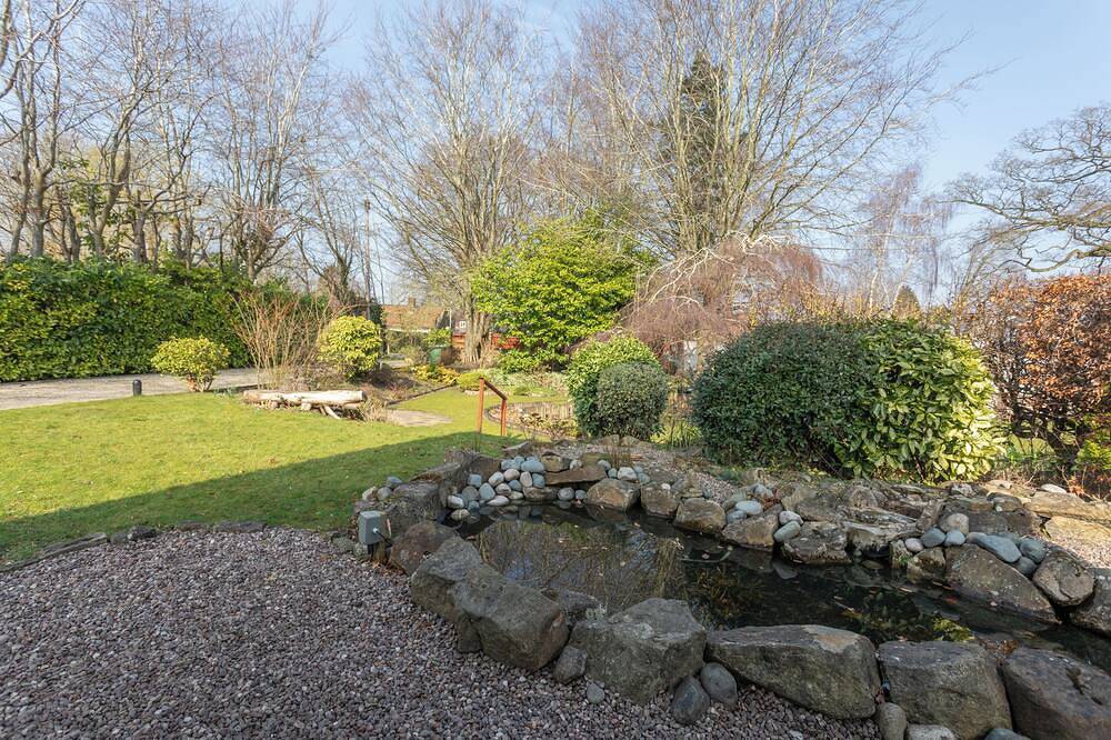 Robins Perch- Modern Cosy Cottage with Fantastic Garden View in a quiet location in Stockport, Greater Manchester