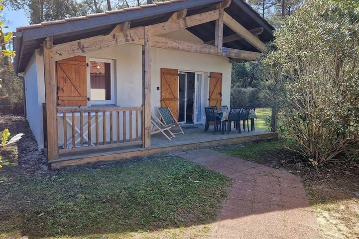 Chalet pour 5 personnes, avec jardin ainsi que terrasse et piscine
