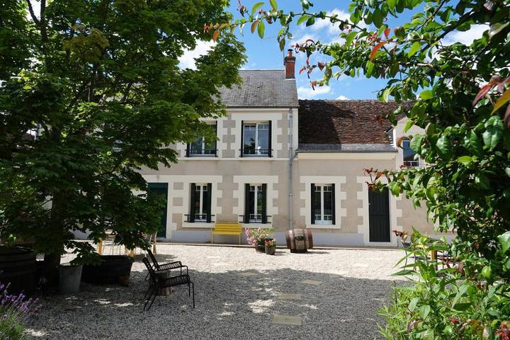 Location de vacances pour 2 personnes, avec Terrasse et Jardin ainsi que Piscine et Vue dans Sassay
