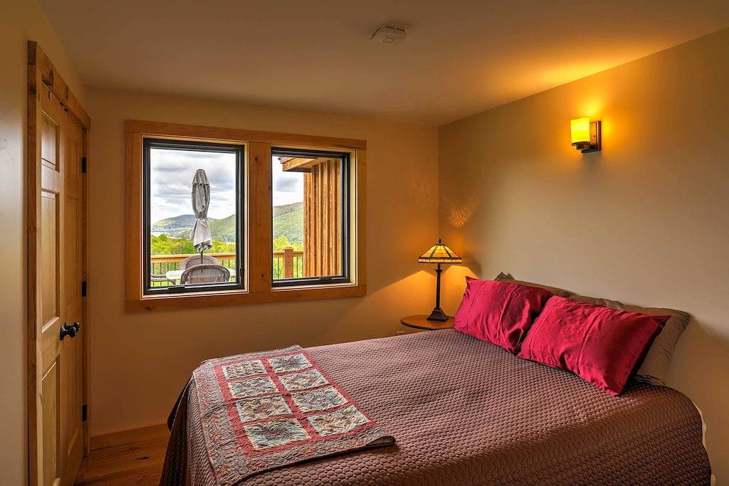 Neapel-Kabine mit großem Wraparound-Deck und Blick auf den See! in Canandaigua Lake