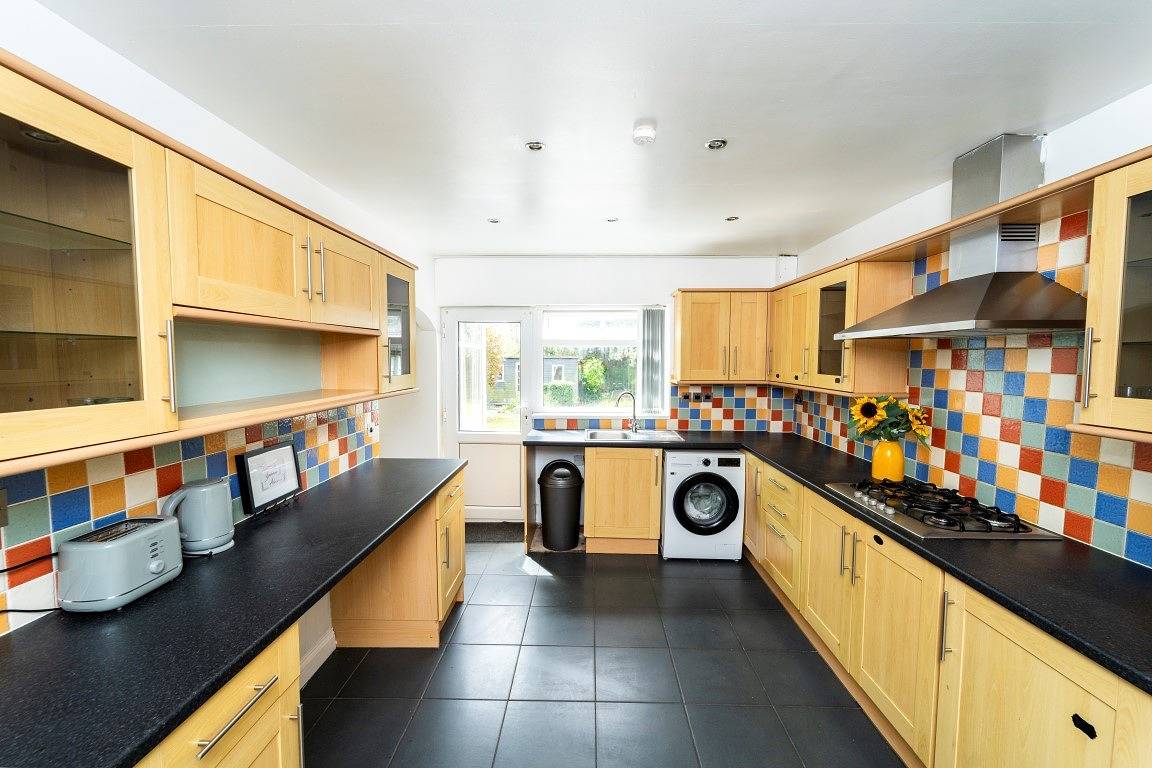 3 Bed House - Sleeps 5 - Pets - Garden - Parking in Heart of England