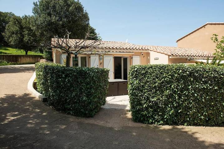 Location de vacances pour 4 personnes, avec Terrasse ainsi que Jardin et Vue dans Office De Tourisme De Piana