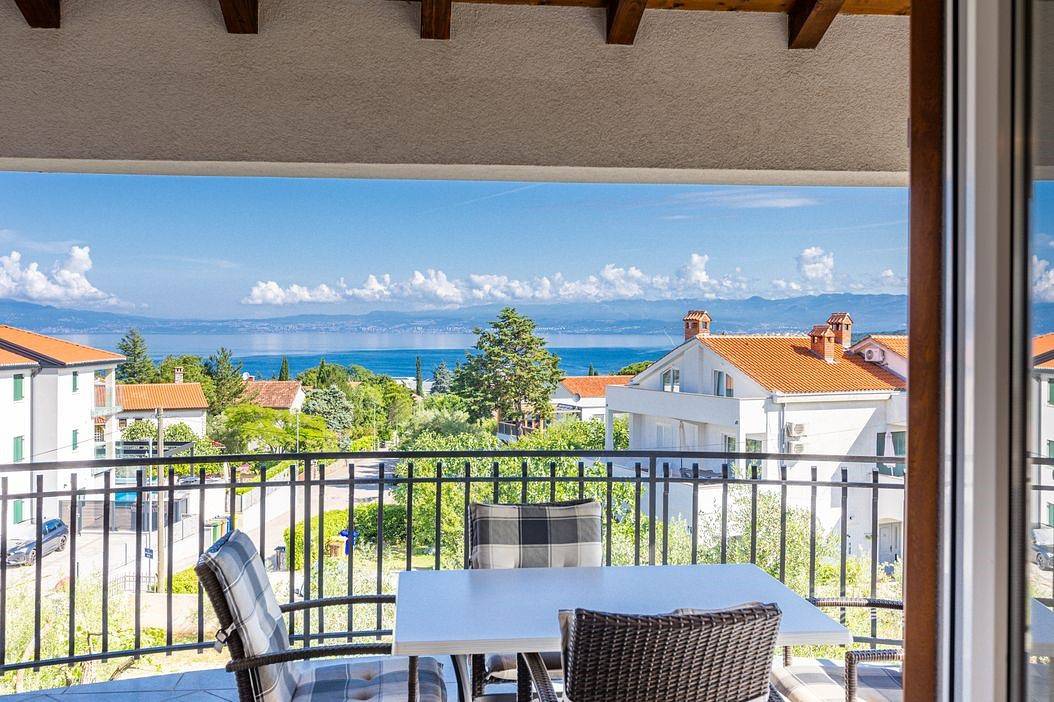 Ganze Wohnung, Überragender Komfort mit wunderschönem Meerblick in der Ferienwohnung Barjaktarić 1 in Malinska in Milcetici, Krk