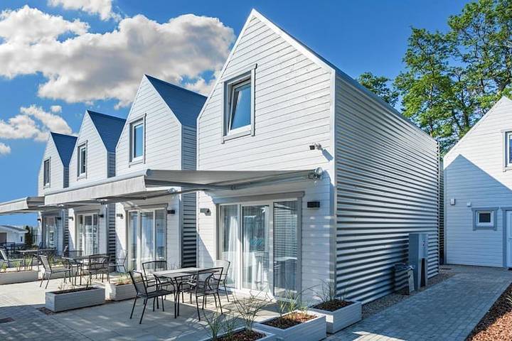 Ferienhaus für 4 Personen, mit Balkon/Terrasse und Whirlpool sowie Terrasse und Pool in Rewal