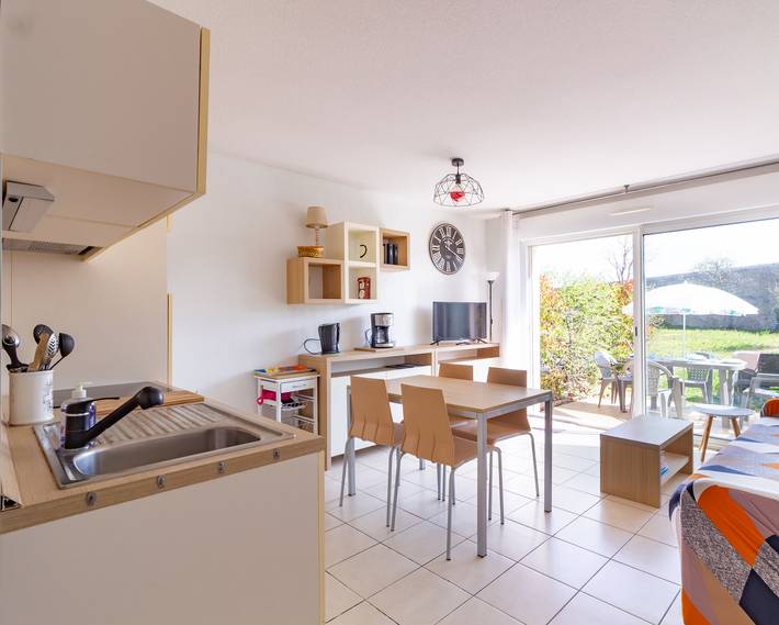 Gîte pour 4 personnes, avec Terrasse ainsi que Jardin et Piscine dans Lac de Jouarrès