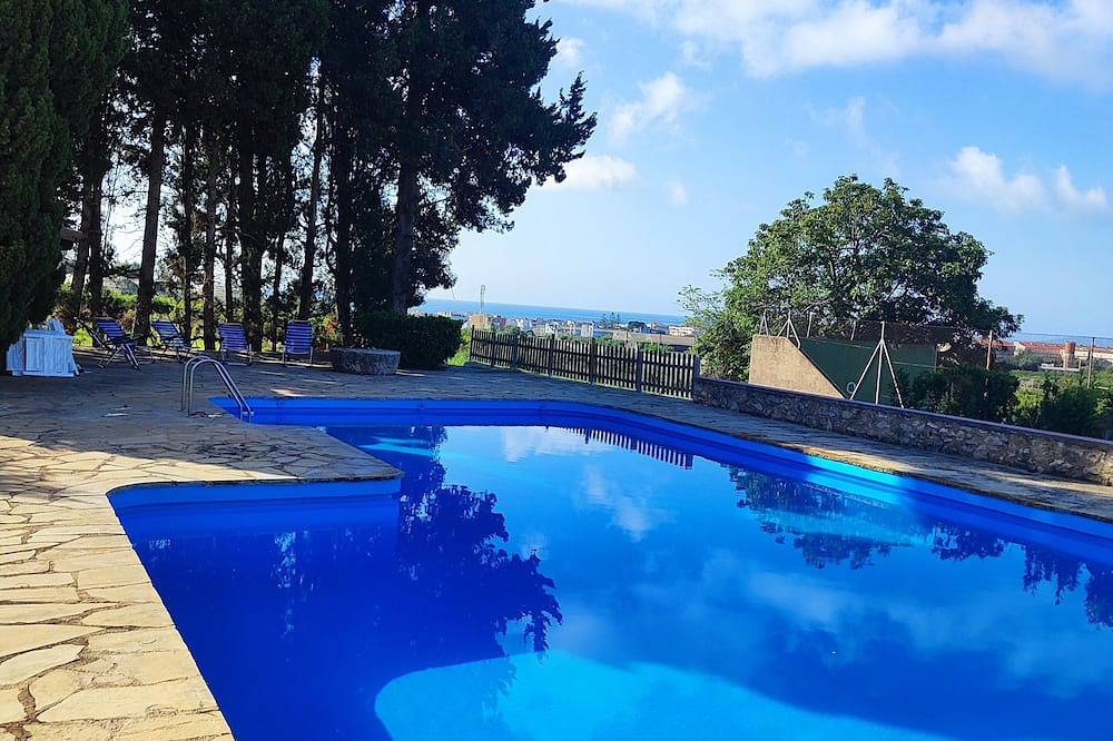 Farmhouse with swimming pool and tennis on a 1 hectare estate of orange and olive trees, 1 km from the sea. in Alcanar, Costa Dorada