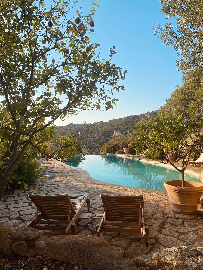 Location de vacances pour 6 personnes, avec terrasse et vue ainsi que piscine et jardin à Sant'Antonio di Gallura